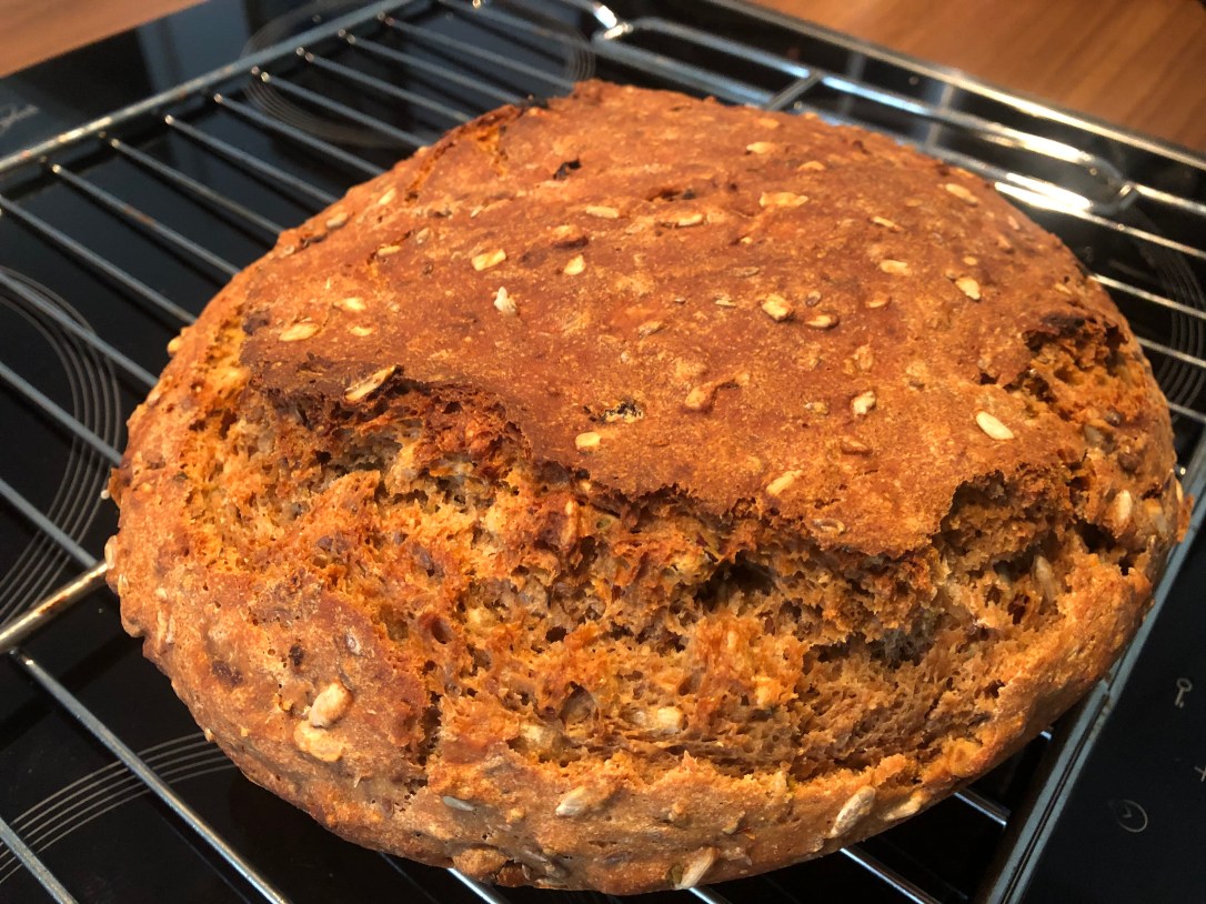Dinkelvollkornbrot mit Nüssen, getrockneten Tomaten und&nbsp;Oregano