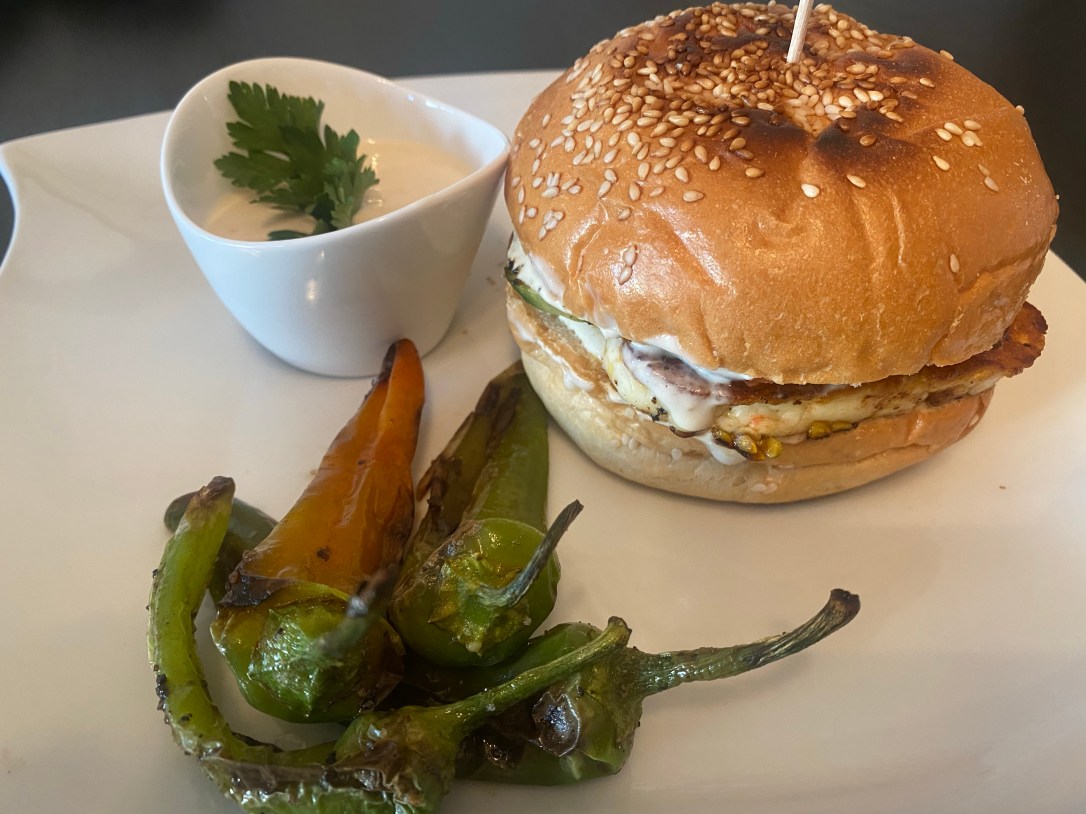 Halloumi-Burger mit Gemüse aus dem&nbsp;Garten