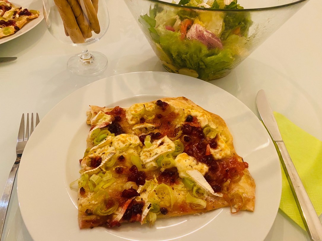 Home made Flammkuchen mit Camembert und&nbsp;Preiselbeeren