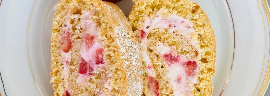 Biskuitroulade mit Erdbeercreme