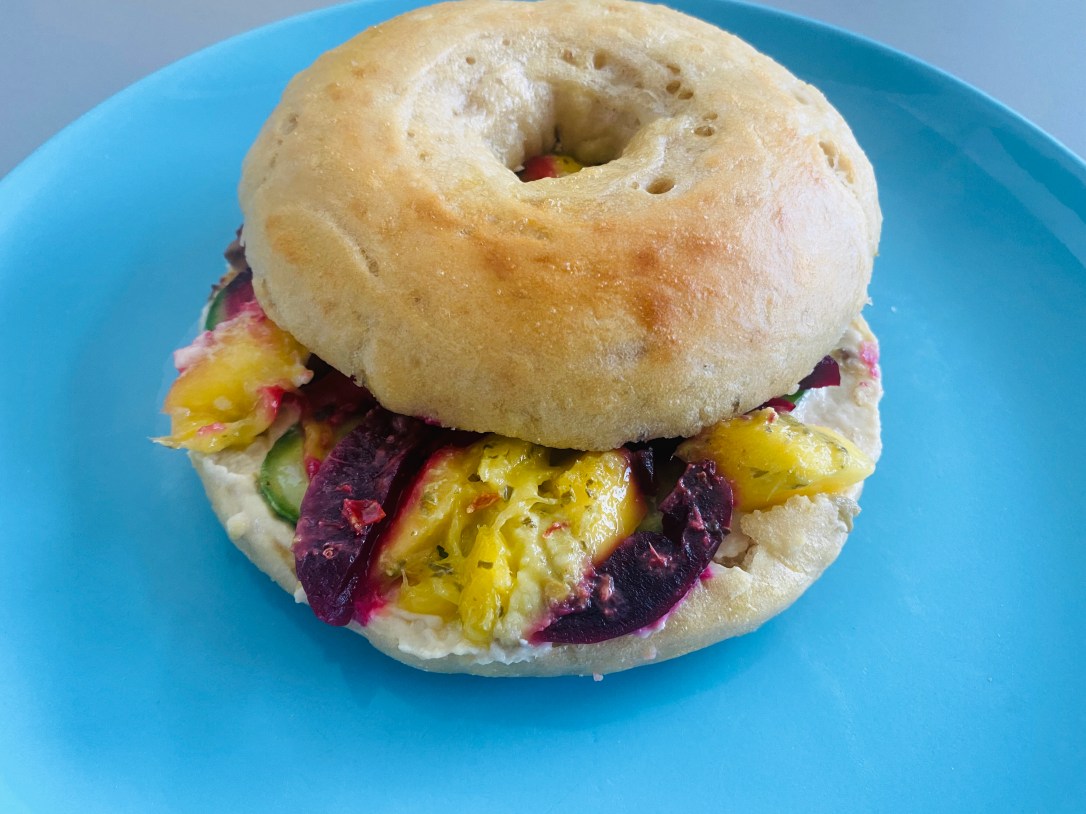 Home made Bagels mit Hummus &&nbsp;Avocado