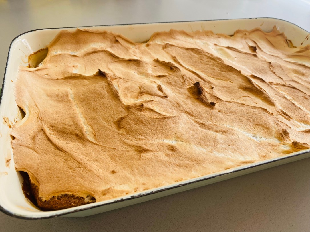 Scheiterhaufen mit Schnee und Vanillesauce