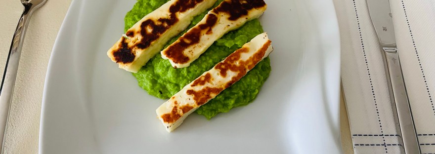 Erbsenpüree mit Halloumi