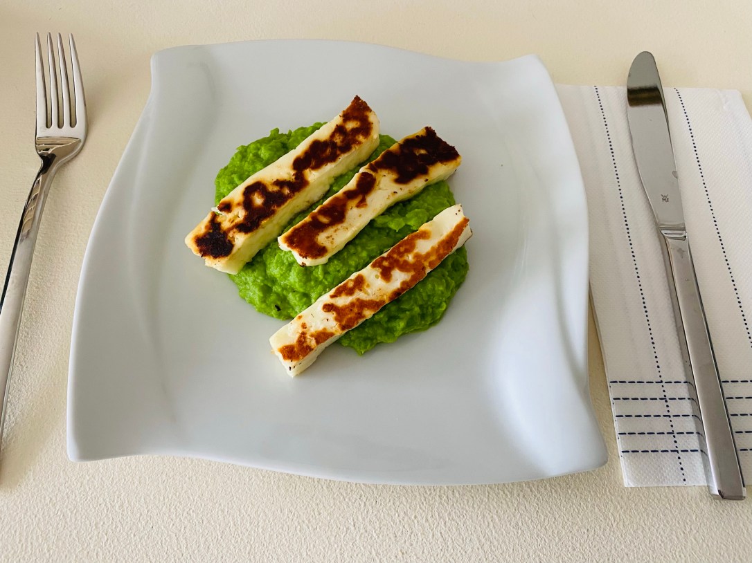 Protein Power – Erbsenpüree mit gebratenem&nbsp;Halloumi