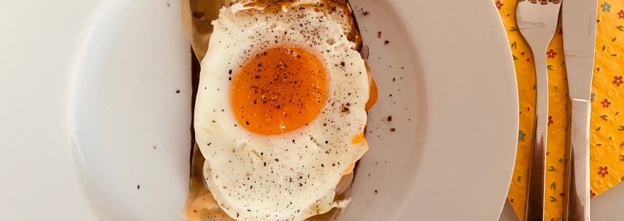 Holzhackerbrot, überbackenes Brot mit Spiegelei