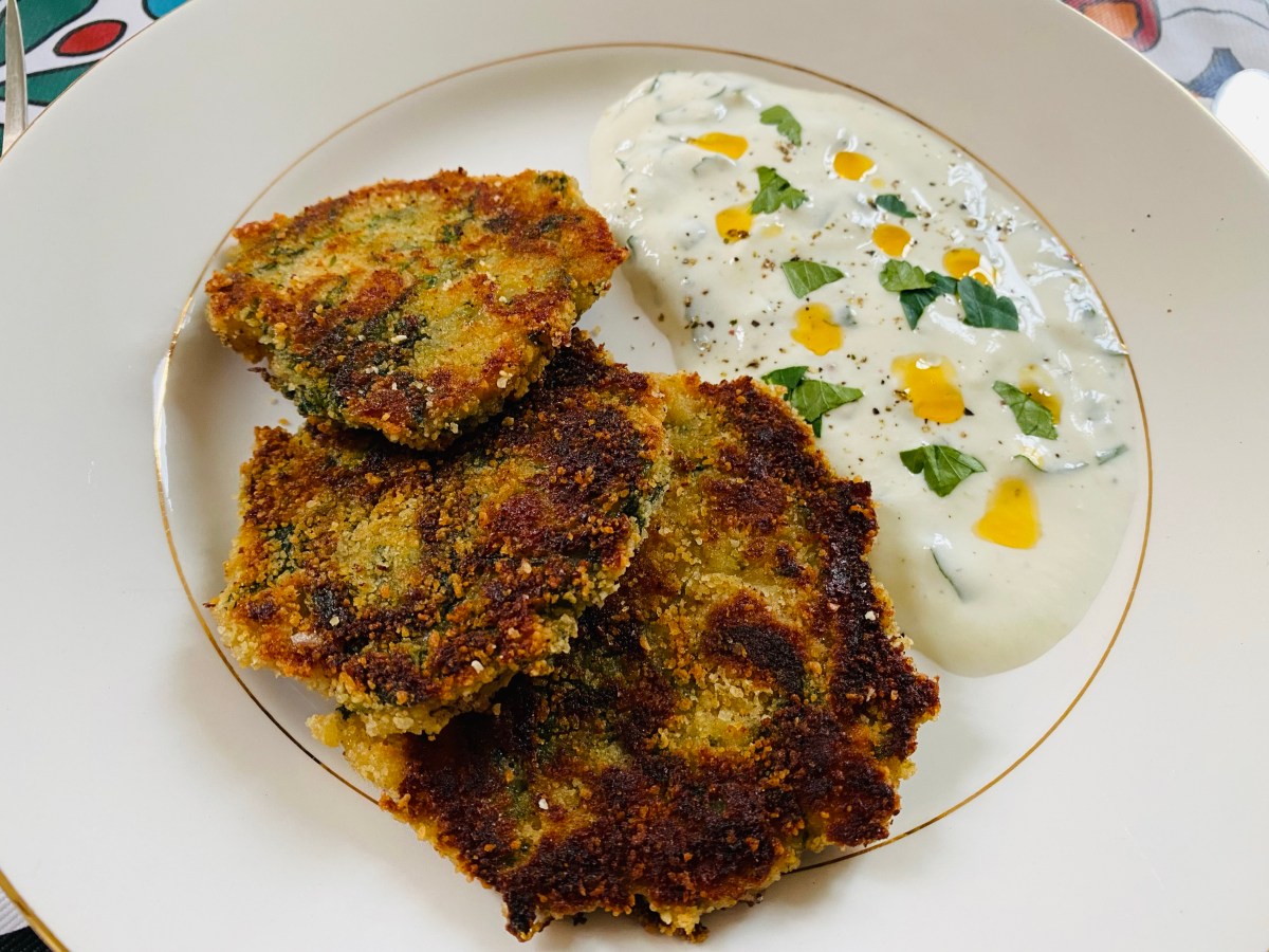 Geniale Spinatlaibchen mit köstlichem Joghurt-Sauerrahm-Kräuter-Dip